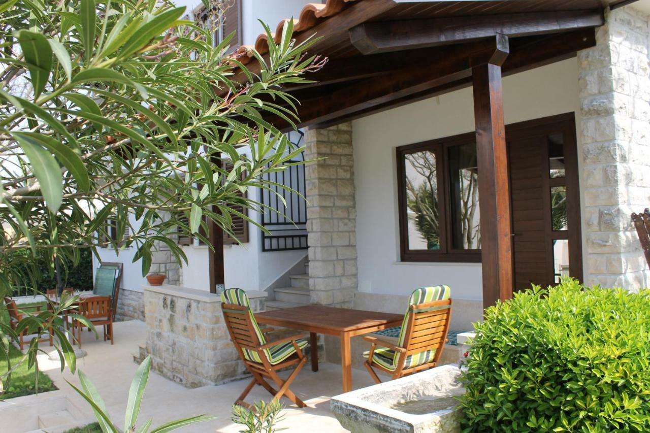 Apartments Dina Pula Exterior photo